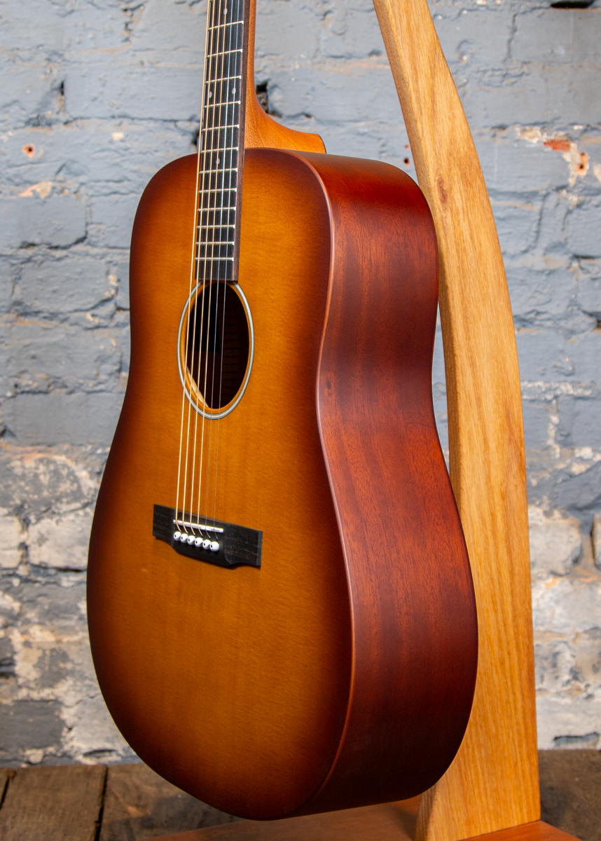 Larrivee Guitars: Simple 6 Dreadnought