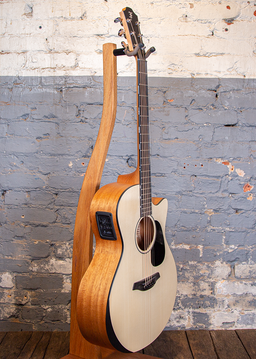Furch Guitars: Violet Deluxe Gc-EMa w/ pickup & gigbag